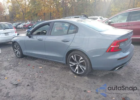 2022 Volvo S60 B5 Black Edition R-Design/B5 R-Design z USA, uszkodzony, nr VIN 7JRL12TM4NG154621